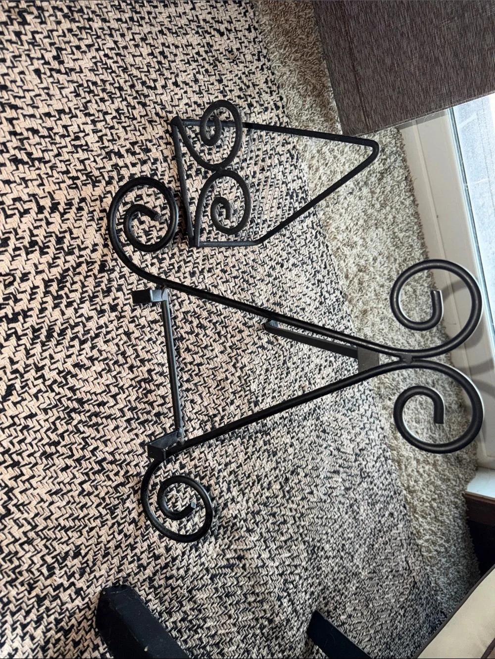 Decorative Black Scroll Metal Frame Holder / Easel Stands - Set of 2